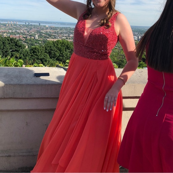 Elegant gown - Picture 2 of 5